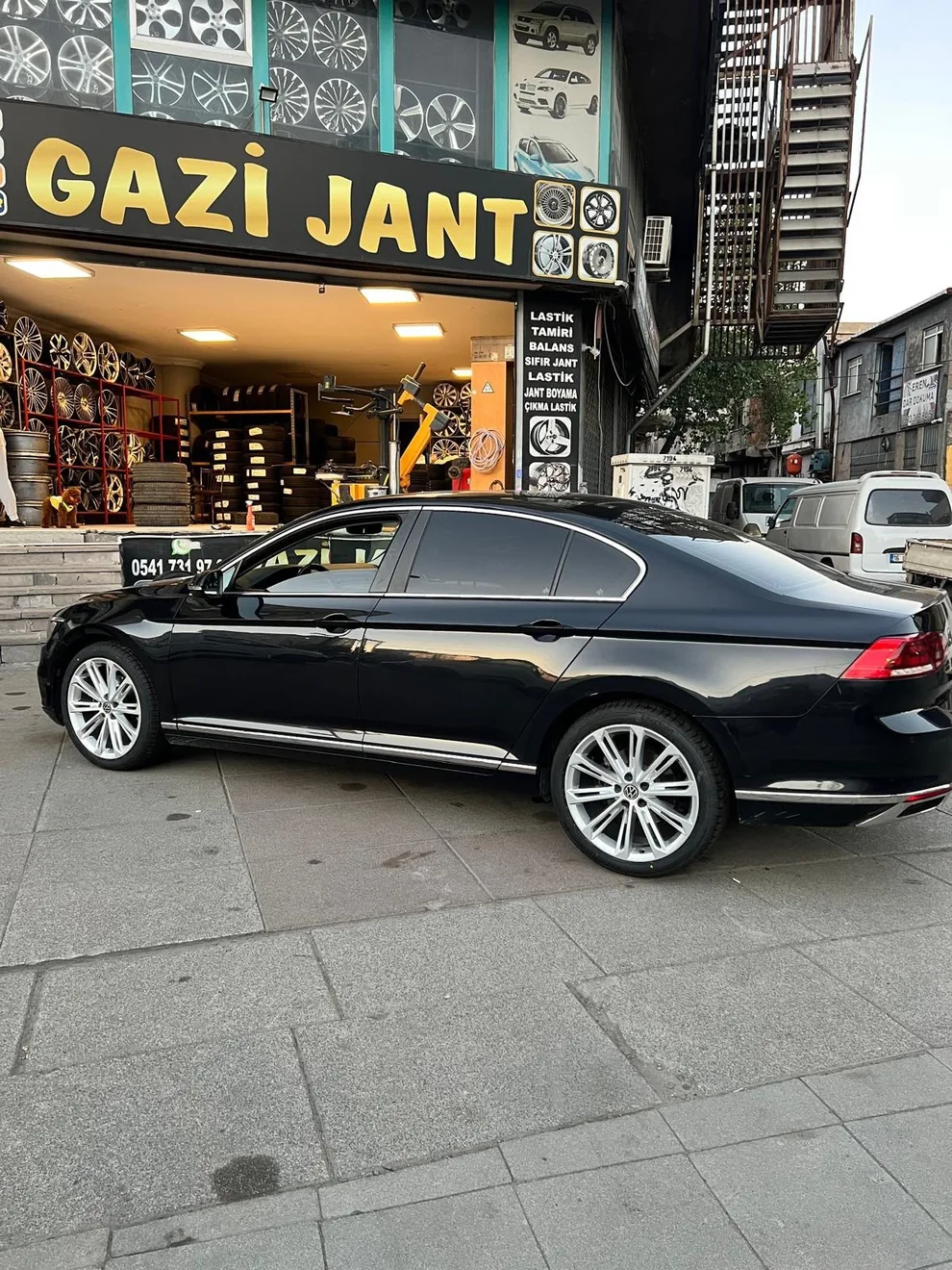 Siyah sedan ve jantların yakın detayları