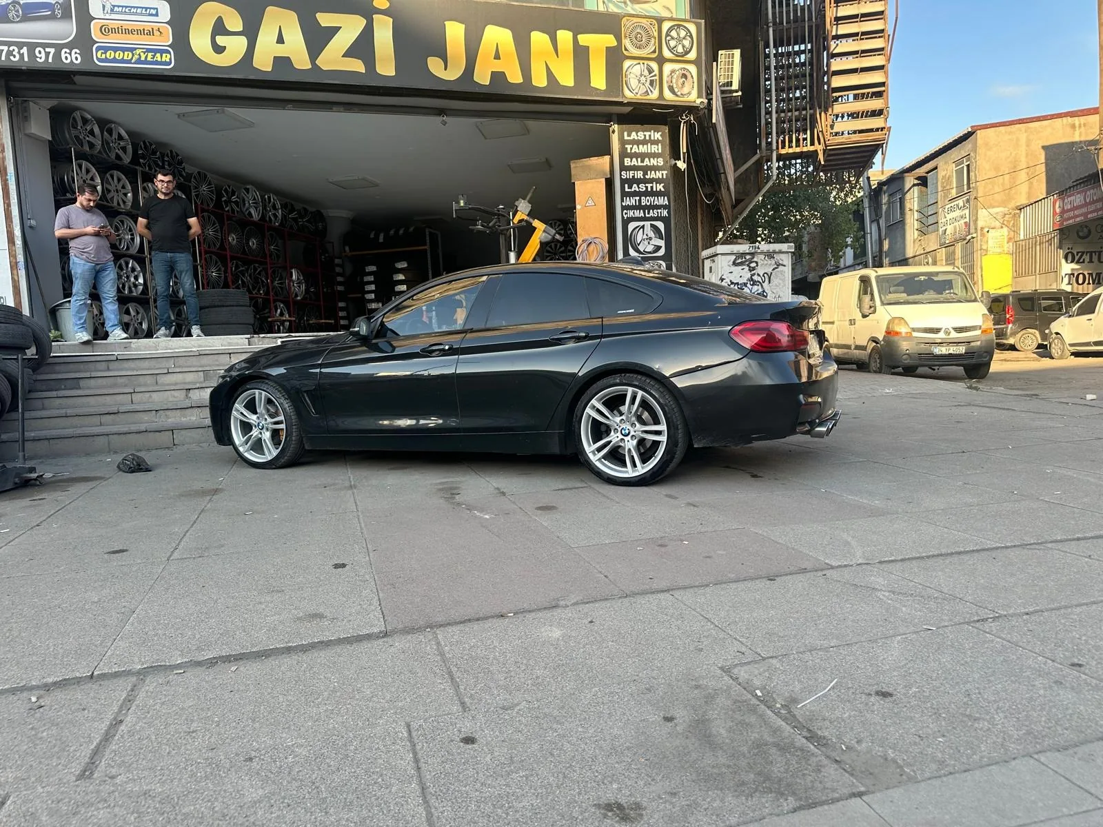 Gazi Jant önünde siyah sedan, spor jant görünümü
