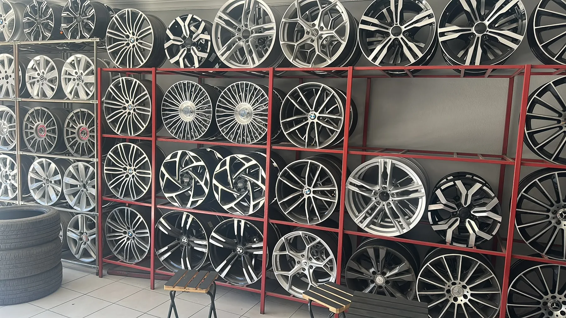 Mağazada duvar boyunca dizilmiş farklı jant modelleri