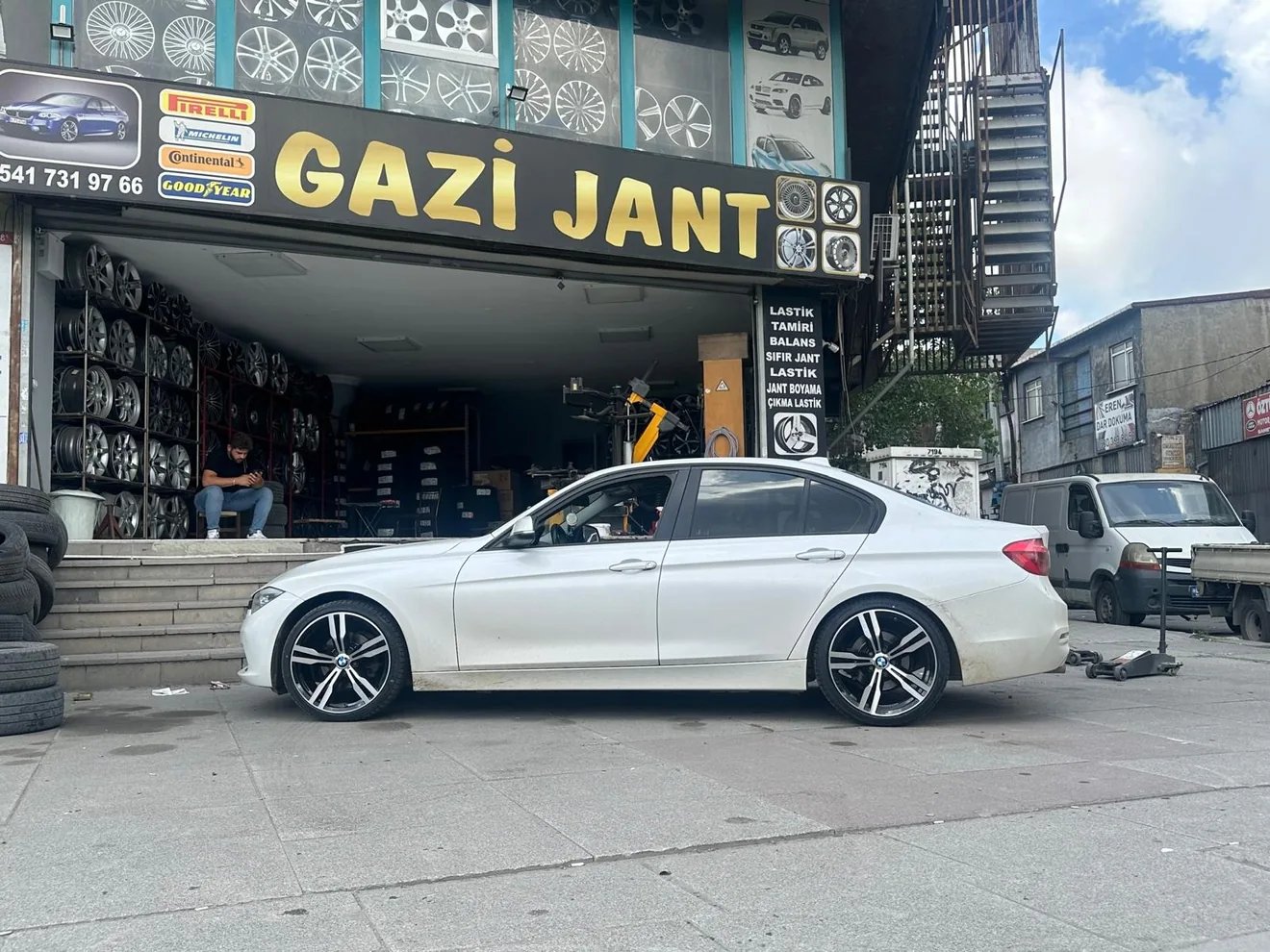 Beyaz sedan ve alaşım jantları